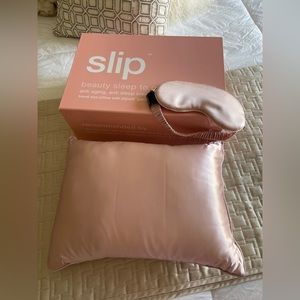 Slip a pink travel pillow and eye mask with gift box NEW